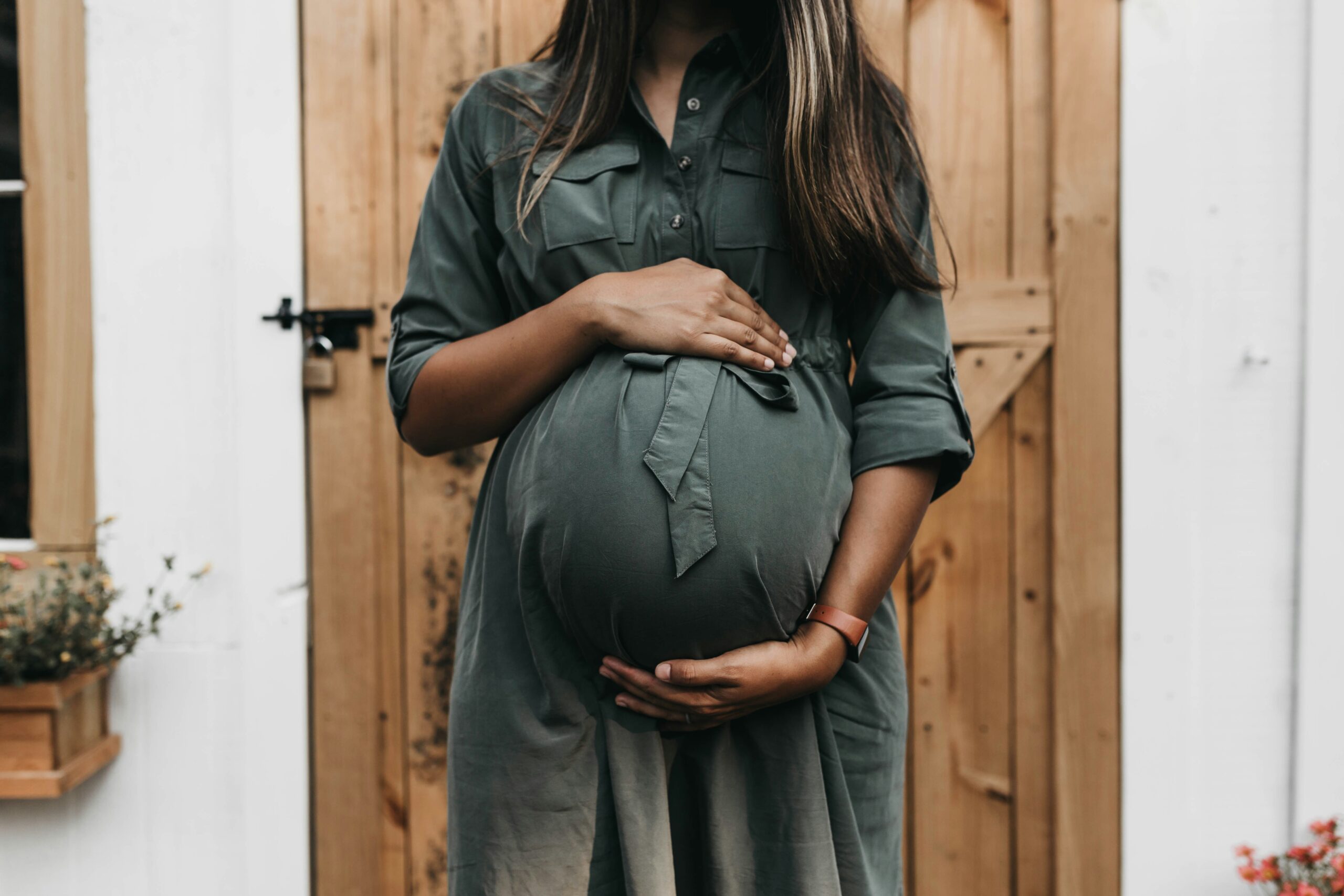 Femeie însărcinată gândindu-se la sarcină și emoțiile sale – sprijin psihologic în perioada prenatală